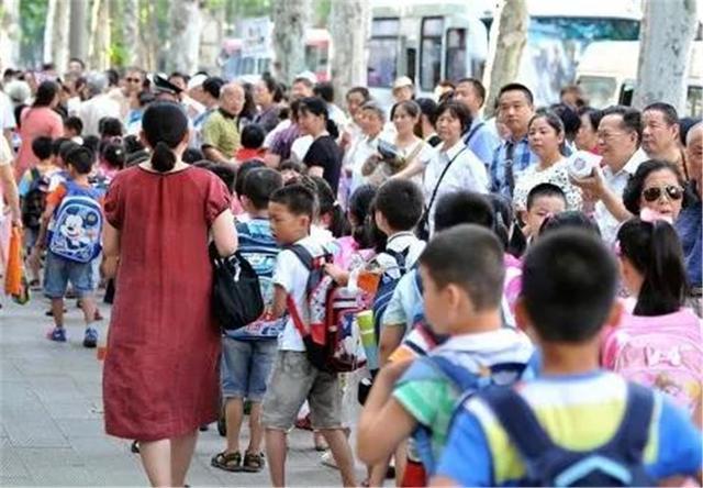 人贩子|“迟早毁掉孩子”,大学教授怒批“家长接送”现象,引网友怒怼