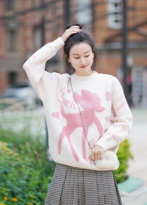 冬季|冬季放弃小黑裙吧,今年时兴这款“格纹裙”,时髦又显女人味!