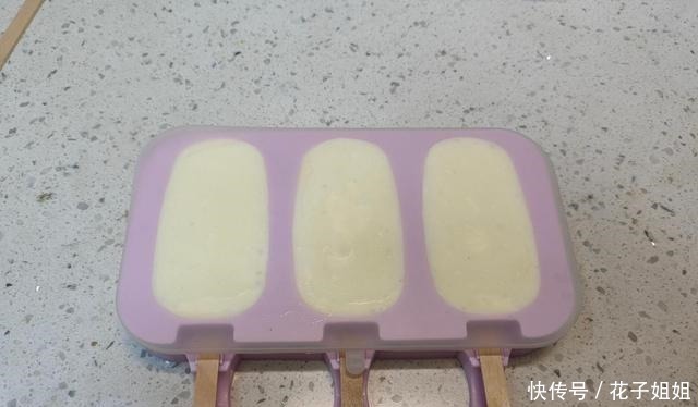 把牛奶倒进锅里，简单几步就能做出小布丁雪糕，香甜松软无冰渣！