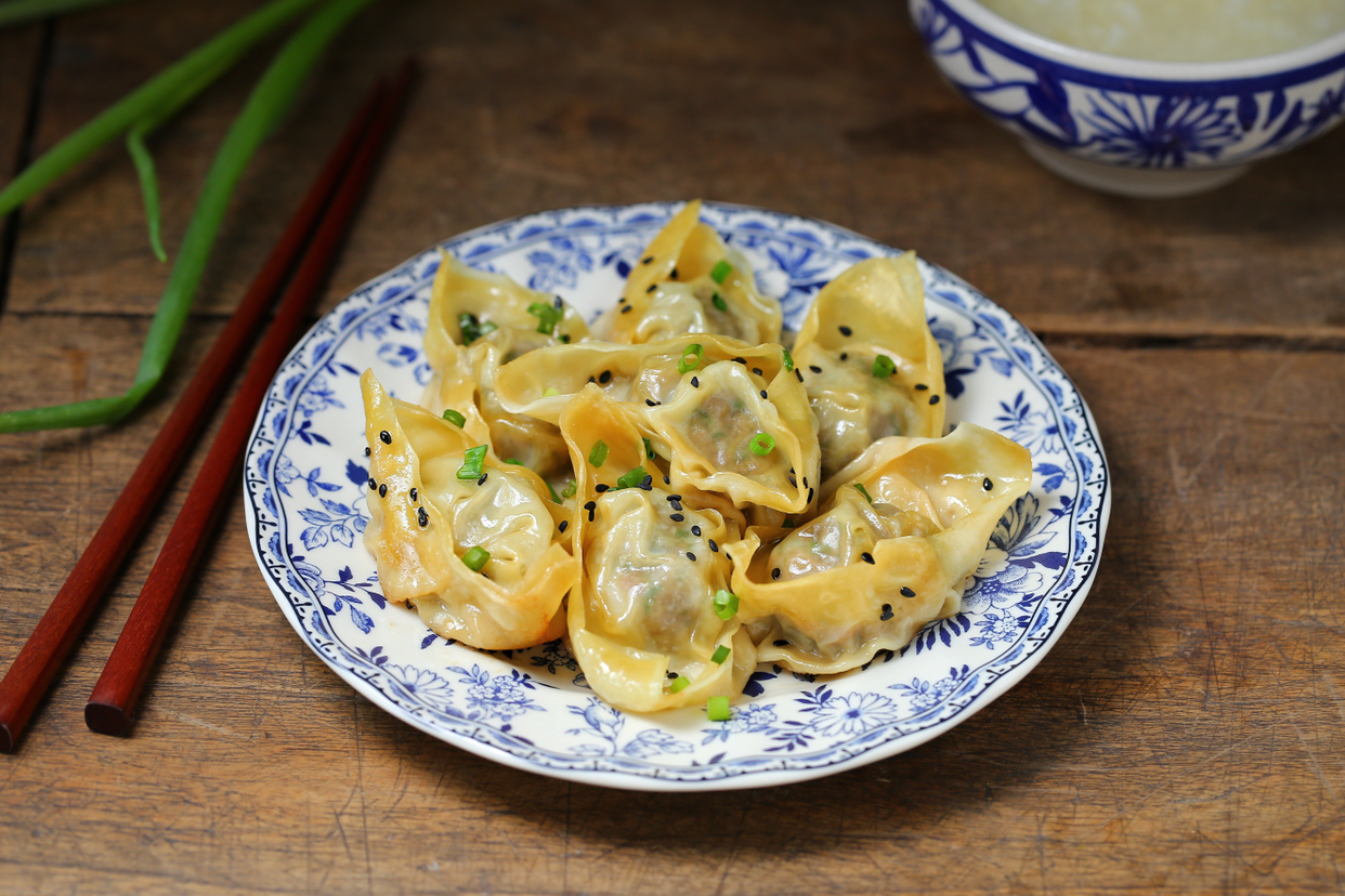 馄饨换个做法，连吃一周也不腻，酥脆美味有营养，老公孩子都喜欢