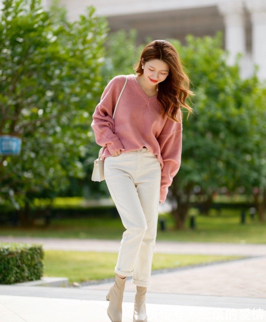 姐妹 冬天就适合穿“粉色毛衣”,保暖温柔又有格调,清新减龄又显气质