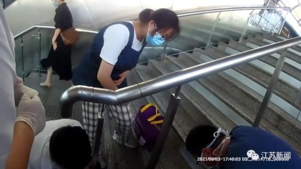 楼梯|幸遇“豪华”阵容！男子地铁站楼梯摔伤，一下子来了五名医生！