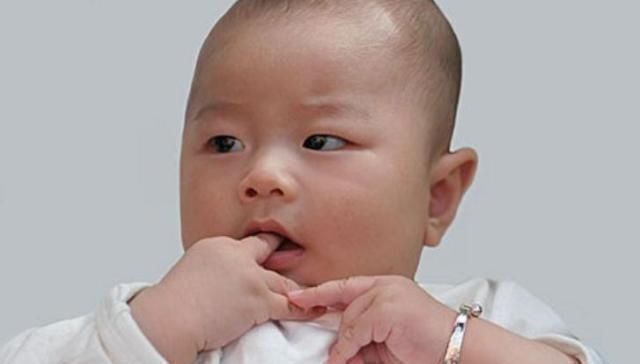 妈妈|别给2岁内的宝宝戴银手镯了，原因主要有这3点，妈妈别忽视
