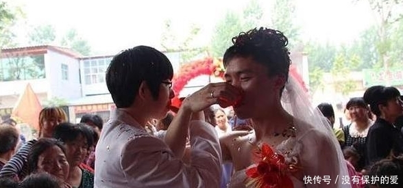 角色互换的结婚现场别开生面,丈夫穿上婚纱