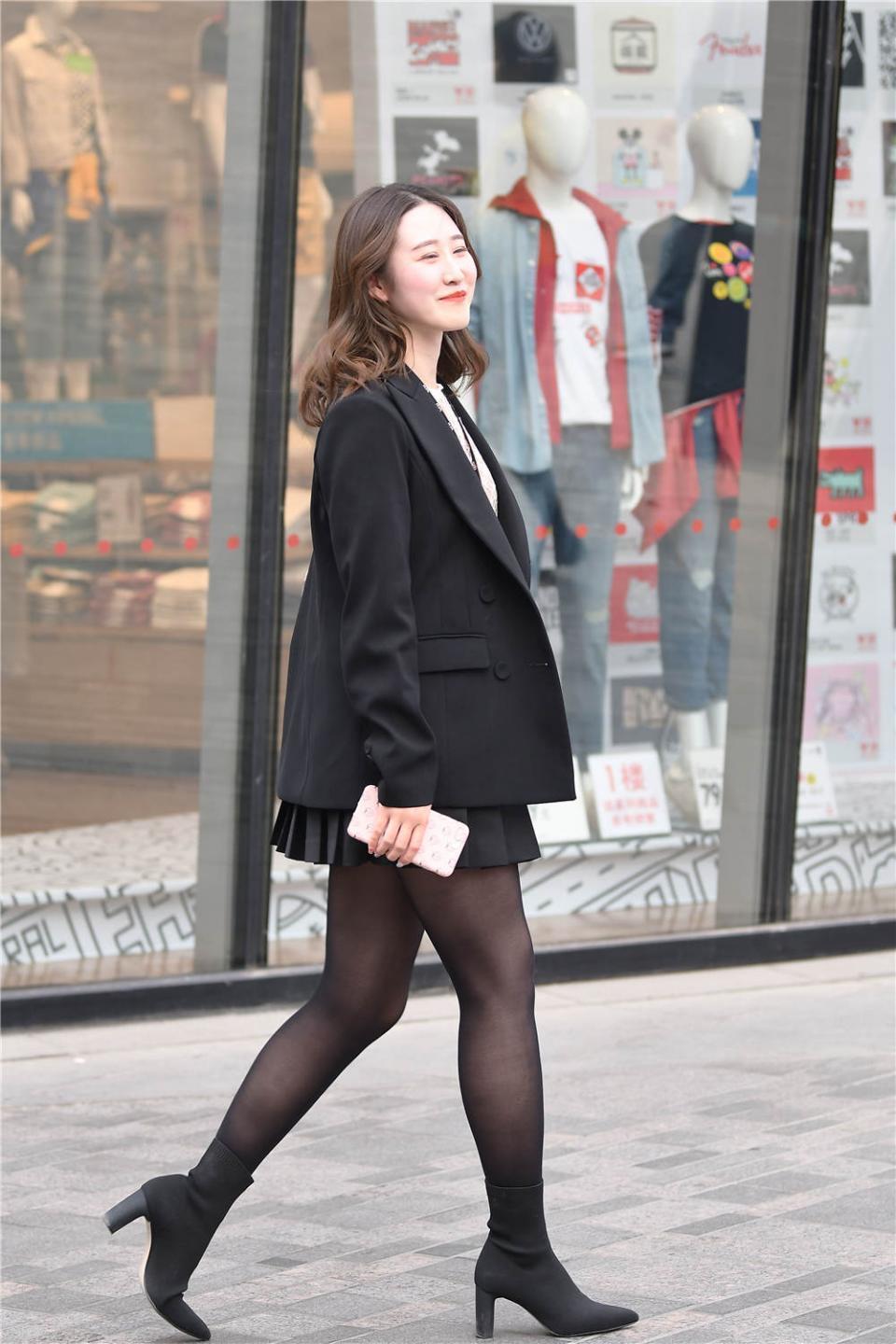 街拍:百褶裙搭配黑色西服,感觉是两种风格的碰撞,喜欢混搭风么?