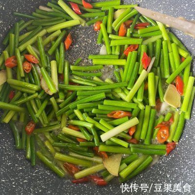 可口好上手的蒜苔炒鱿鱼，再也不担心吃不上饭了