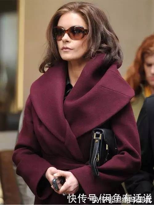 酒红色 四五十岁女人,秋冬大衣别选这几种“姨妈色”,显俗气还掉档次