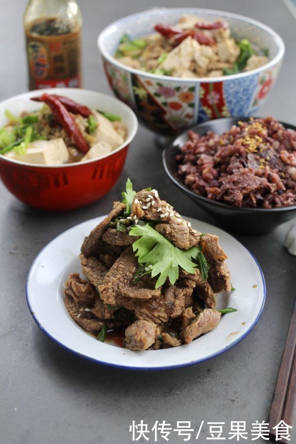 滋味|#不容错过的鲜美滋味#快速出菜轻食拌牛肉附上开放式调味建议