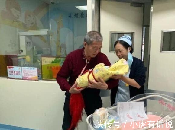 黄天赐|山东的黄天赐2周岁了,而她的妈妈已经69岁了,一家人会幸福吗?