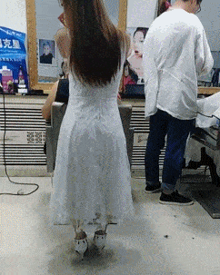 |搞笑GIF趣图:跟姐说说实话你是不是想泡姐?