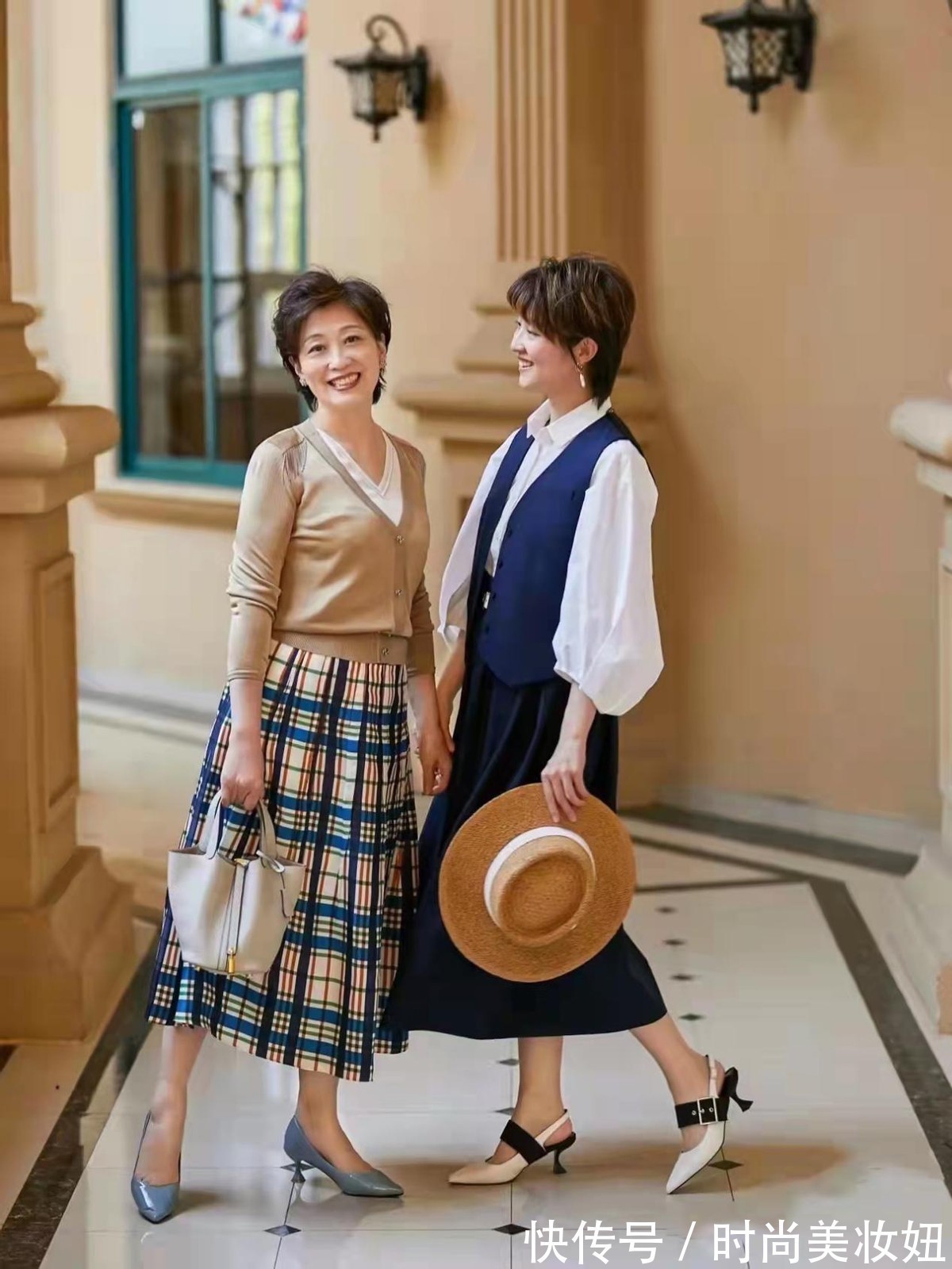 选用 建议50岁的女人多穿“针织衫”,搭配裤子、裙子,都优雅大方