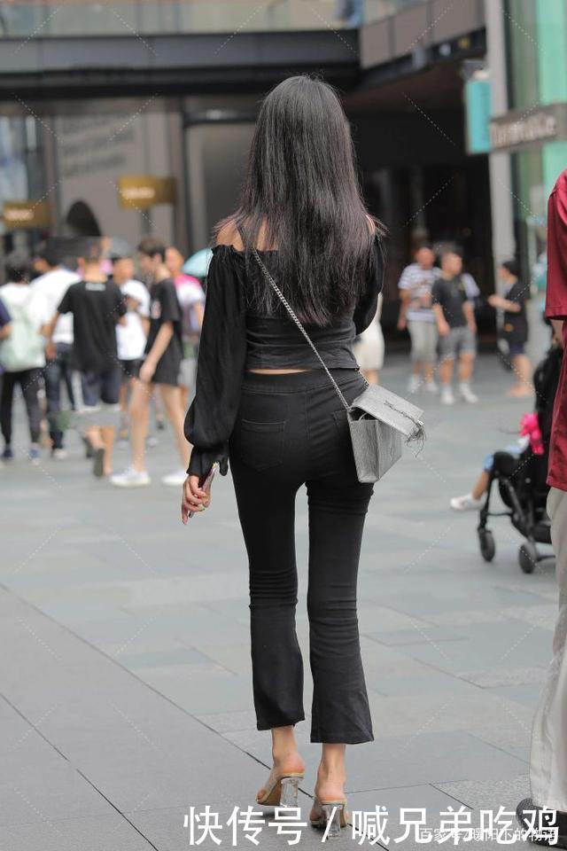 初秋选择开叉喇叭裤,让造型显得时髦个性,轻松美出新鲜感