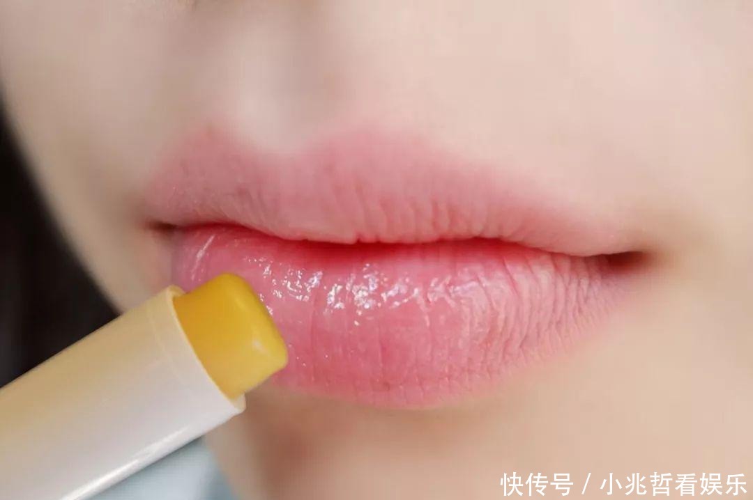 一天涂“300支”口红,嘴巴却依旧Q弹,李佳琦的护唇方法绝了
