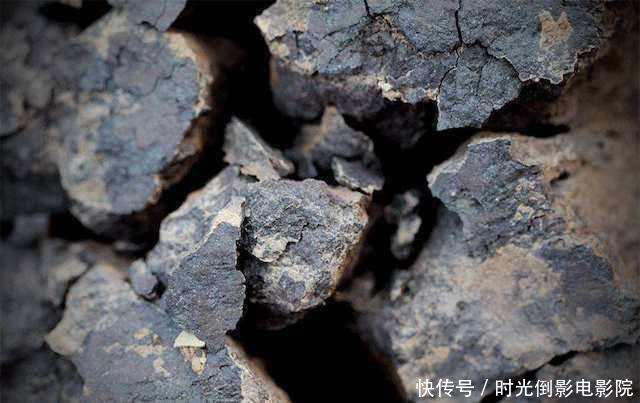 洗澡时搓出的黑泥是什么?显微镜不断放大后,终于看清楚了