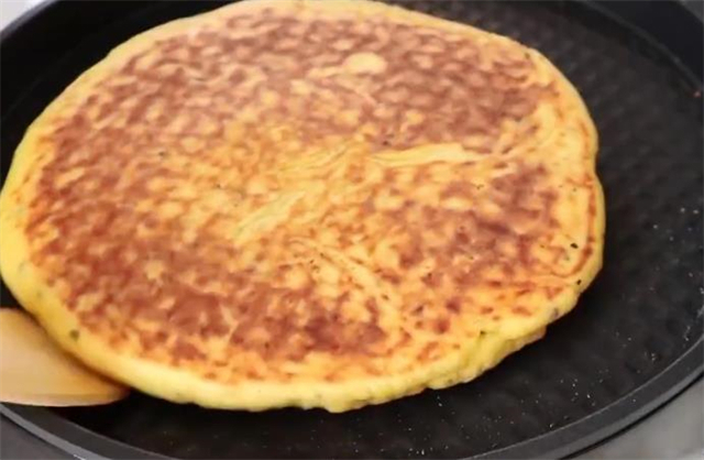 玉米面别做窝窝头了，教你懒人做法，比烧饼还好吃，太香了