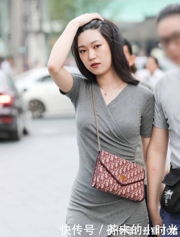 大长腿 打底裤小姐姐,秀出帅气优雅,勾勒出曲线分明的轮廓,十分吸睛