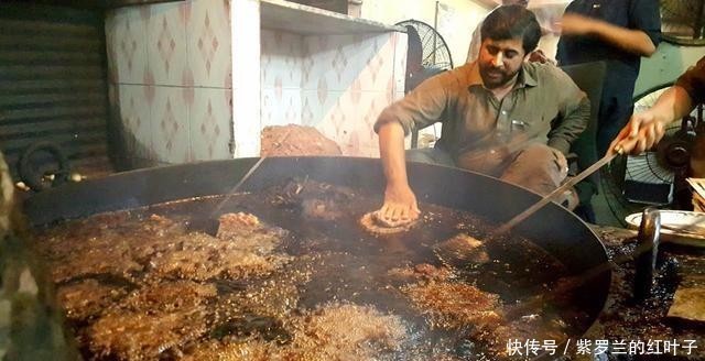 火爆|印度街头火爆美食,油炸牛肉饼,简单粗暴,太豪放了!