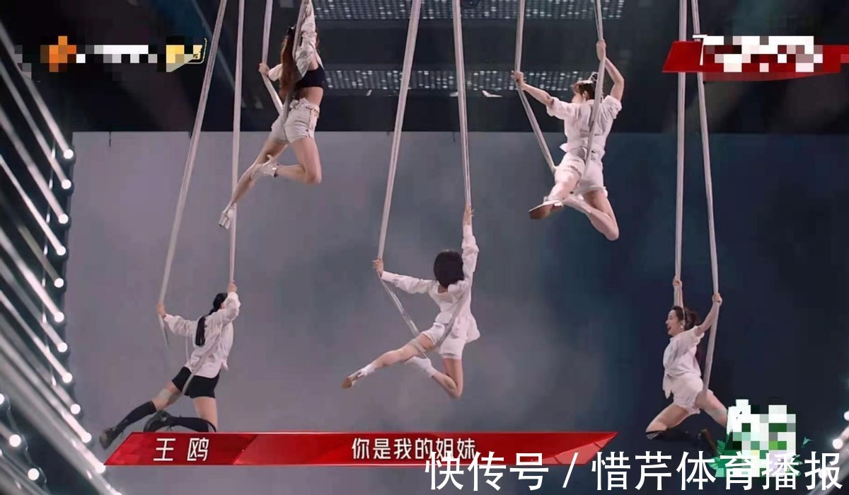 53岁那英挑战空中瑜伽,为决赛变小哭包?张柏芝穿芭比粉秀长腿
