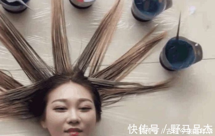 菲菲|理发师用“绝活”给美女染发, 过程很奇葩,效果却出奇的好