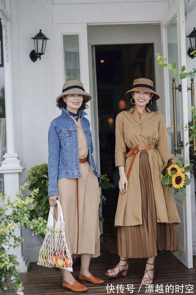 衣服 奔三奔四女人这样穿,秋季穿出高级感,黑色上衣搭配白色短裤真美