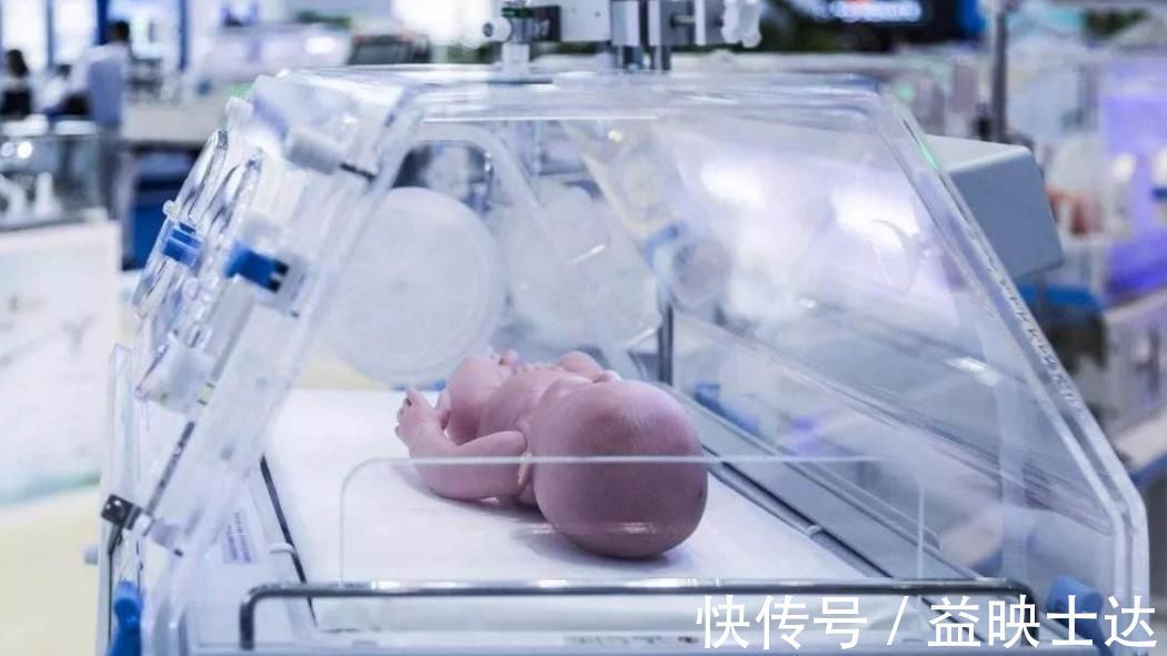 黑人|宝宝出生1个月成“黑人”,邻居质疑孩子出生,宝妈必须亲生的