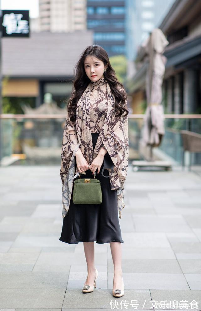 雪纺 小姑娘才穿“仙女裙”,有魅力的大姐姐,都选魅力“蛇皮衣”