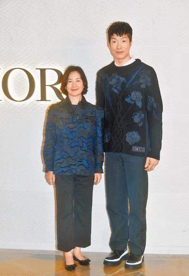 九分裤 何超琼走红毯穿得好保守,一身正装像是领导视察,富态气质真绝了