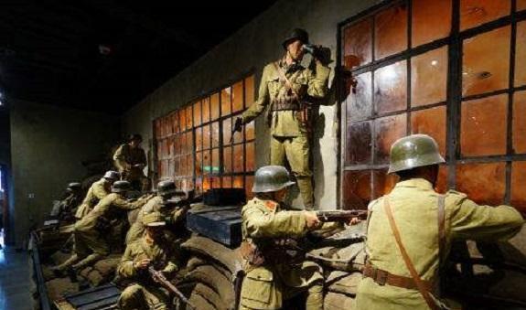 英国人|才出虎口，又入狼窝，软禁四年，八百壮士逐步被瓦解，天各一方