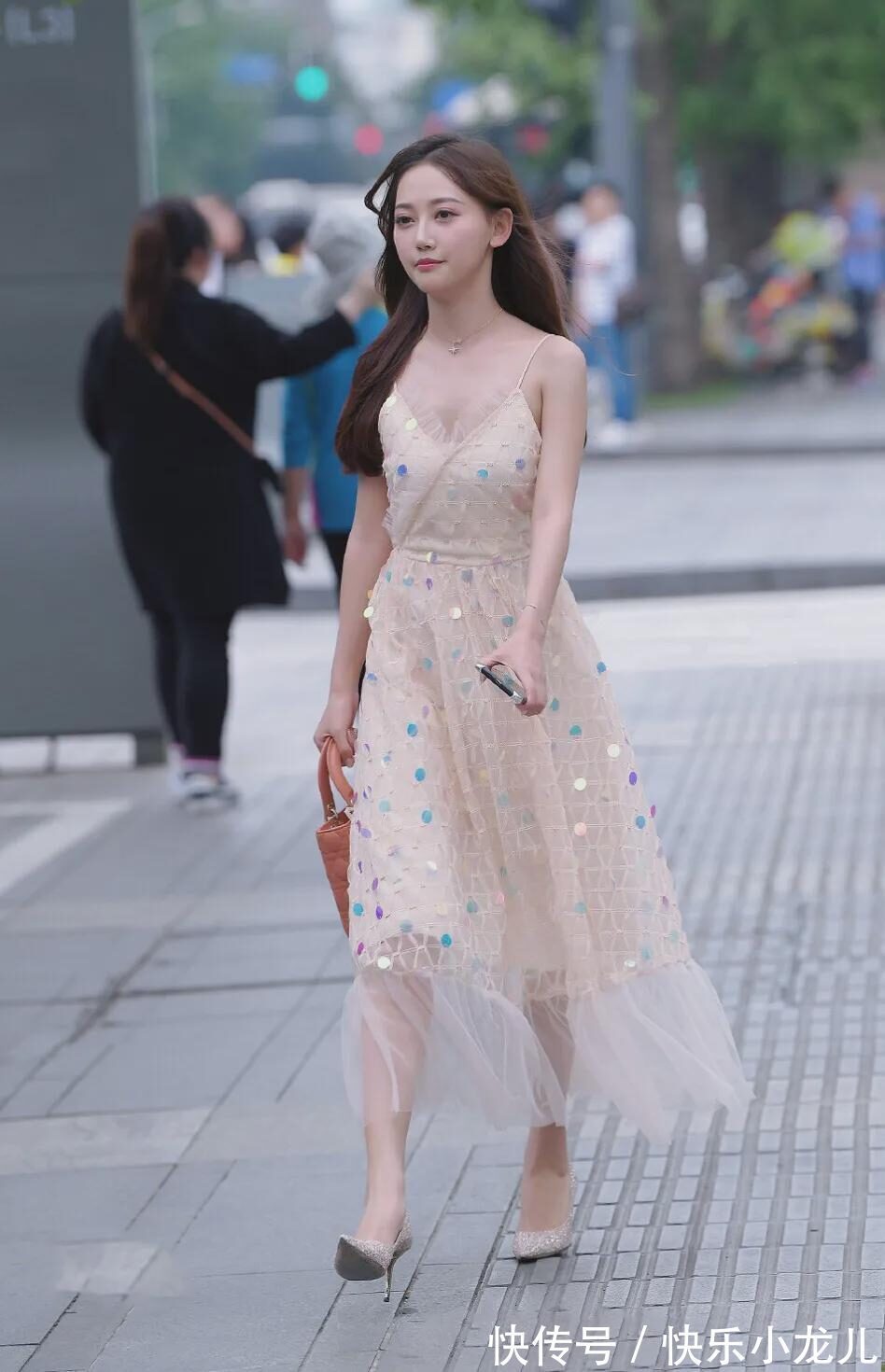 蕾丝裙 蕾丝裙搭配高跟鞋,展现知性优雅范