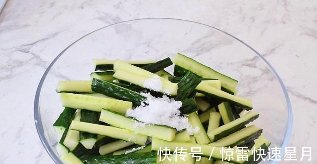 家常秘制腌黄瓜,做法简单,鲜香美味嘎嘣脆!