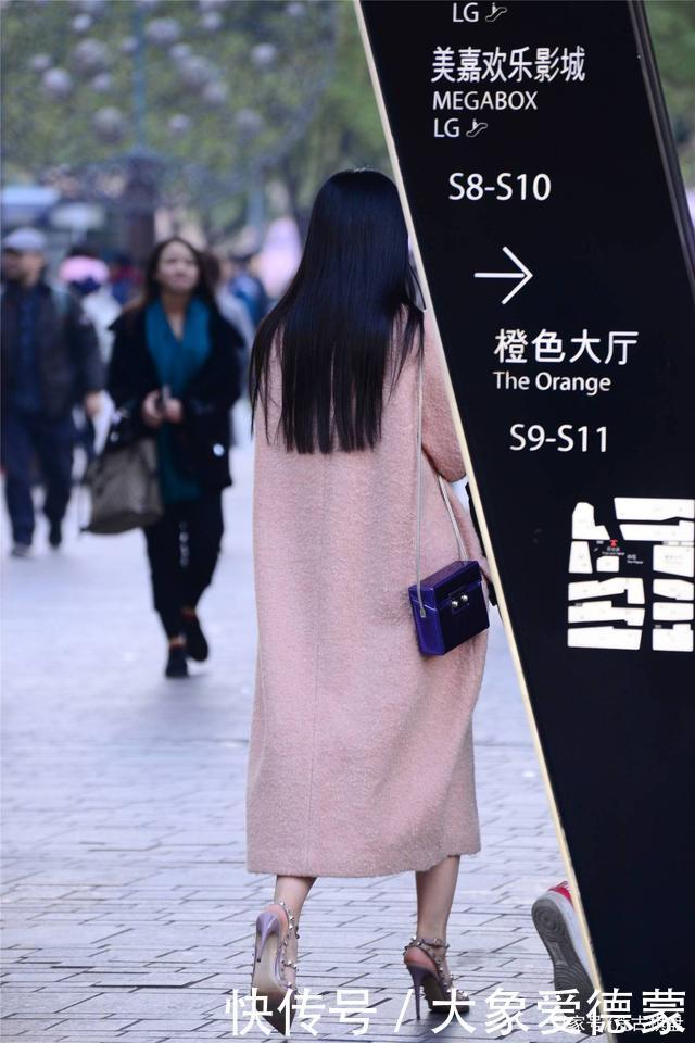 大衣|粉色大衣搭配尖头细跟铆钉凉鞋,这样的秋冬搭,你会尝试么