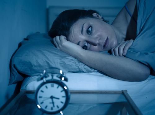晚餐|失眠的人,睡觉总是“醒来醒去”,这又是为什么呢?