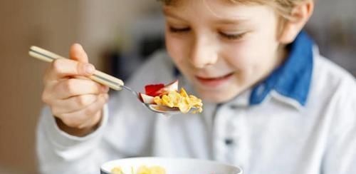 软饭|让孩子每天吃一碗“软饭”，伤脾又不利于长高，很多家长都是这么喂