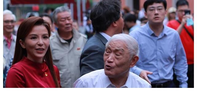 门面|央视主持朱迅节目录制生图公开，整体气质出彩，皱纹明显难掩老态