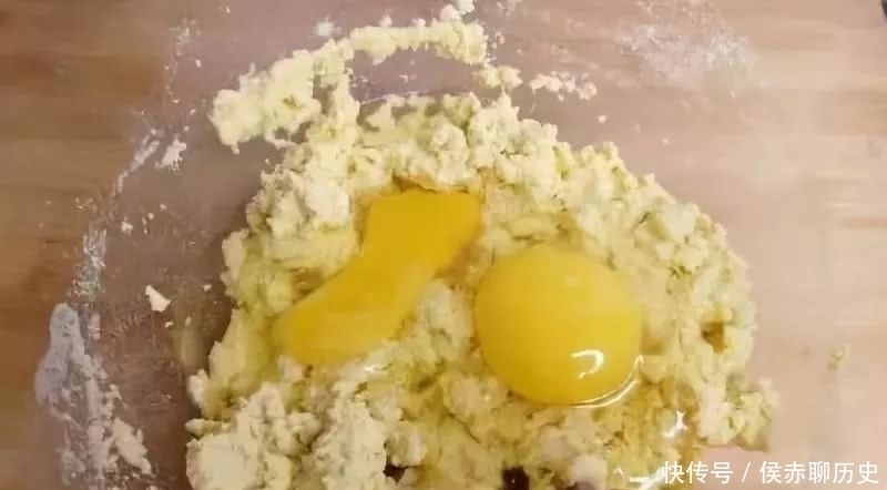 玉米面|“玉米面”新做法,2个鸡蛋,一碗水,不沾手不揉面,出锅比肉香