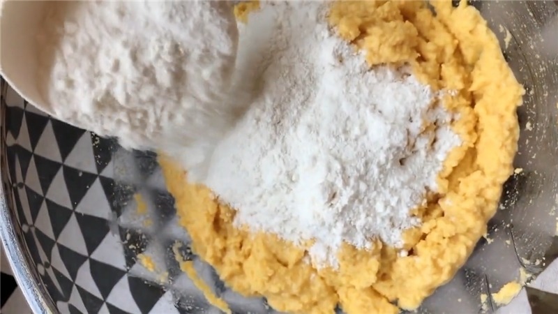  早餐教你用电饭锅做馒头，比用蒸锅做的还简单，馒头蓬松好吃