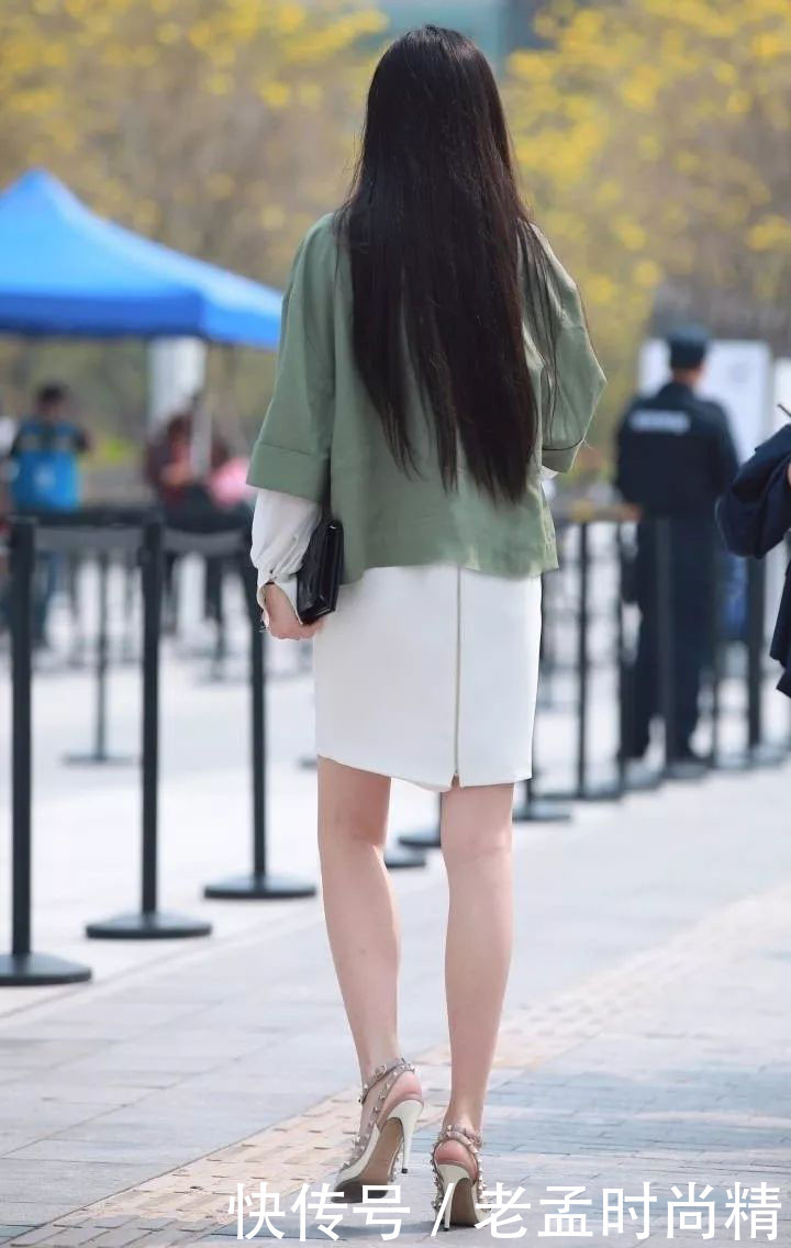 街拍:简单却有个性的穿搭,短款夹克外套+连衣裙搭配,减龄时尚有气质