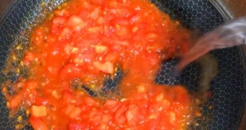 鸡蛋|做西红柿鸡蛋汤,不要先加水,掌握好顺序,蛋花漂亮、味道鲜美