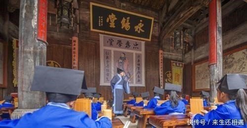 经典|师兄一上联“白蛇过江,头顶一轮红日”,下联经典极了