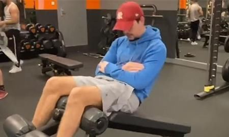 瑜伽垫|小哥挑战在1个月内,做10000个仰卧起坐,看健身结果