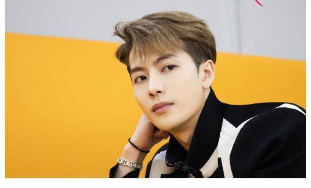 新选秀综艺《黑怕女孩》开播,女选手现场互撕,王嘉尔连忙躲起来