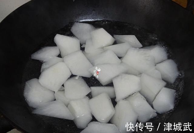 白萝卜|炖这道汤给家人喝,鲜美营养,应季而食