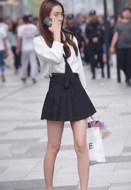 佳品|街拍：百褶裙是很多女孩子出门逛街的必备佳品