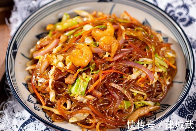 萝卜和它一起炖，味道特别鲜！热腾腾端上桌，营养下饭，吃完暖和