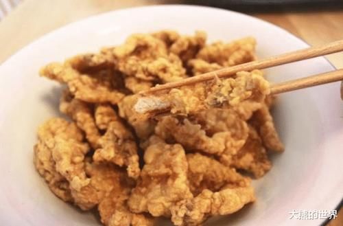 炸酥肉，这味料是关键，比例是2:1，酥香可口，放凉后不回软