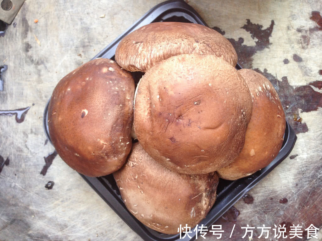 洗香菇应该用清水还是用盐水很多人都做错了,难怪洗了像没洗!
