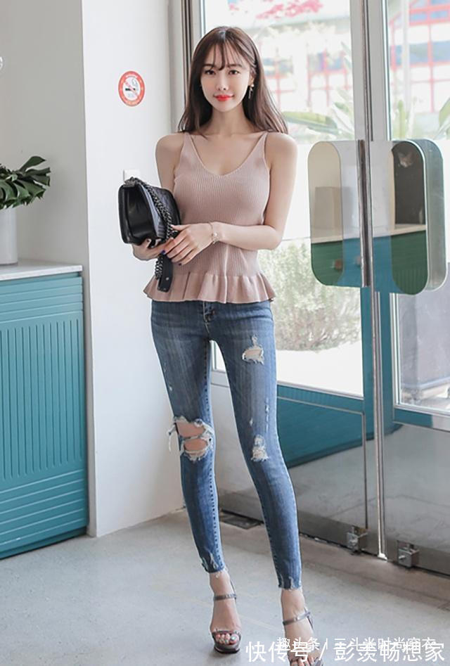 妩媚 牛仔裤穿出傲人曲线,身材苗条显出独特魅力,更有妩媚女人味!