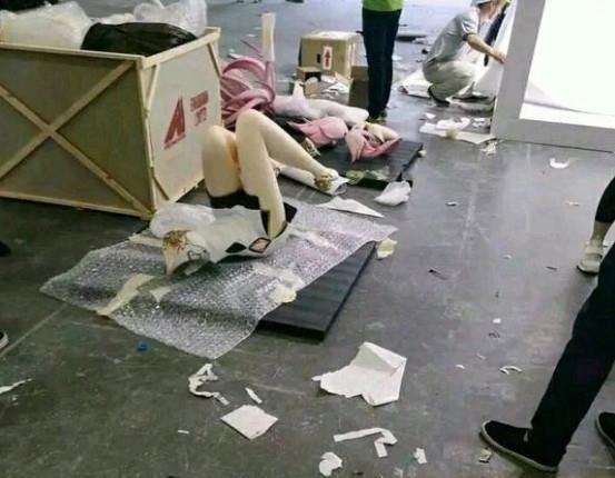 漫展|漫展現等比例真人手辦，卻被熊孩子打碎，網友估計要傾家蕩產了