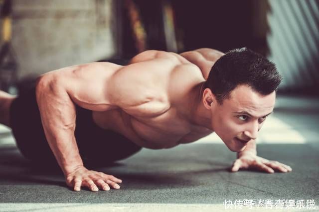 身体|每天坚持做100个俯卧撑和100个深蹲，1年后身体会有哪些变化呢
