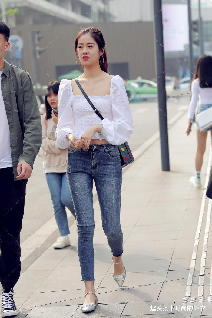 早秋牛仔裤这样穿搭,简单时尚又大方,值得一试